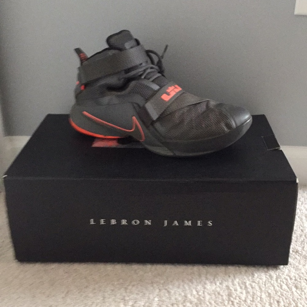 NIKE LeBron soldier 9